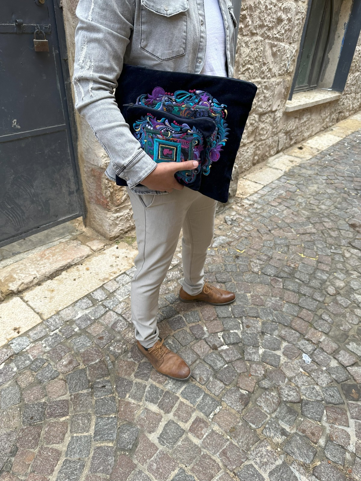 רימונים ועלי יוקרה טליס ותפילי, טלית ותפיל